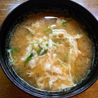 白菜と空心菜新芽の卵とじ味噌汁